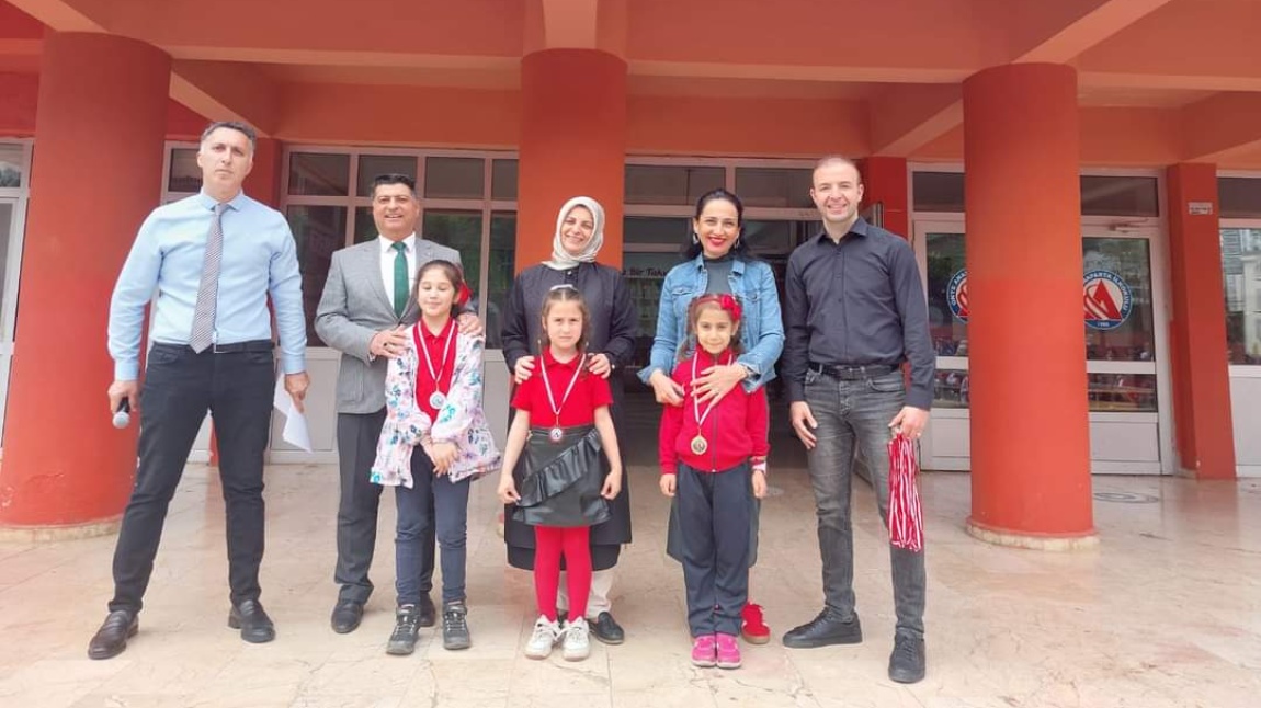 Nisan Ayı İçerisinde okulumuzun düzenlediği satranç, koşu yarışması ve resim yarışmalarında dereceye giren öğrencilerimize madalyaları verilmiştir. 